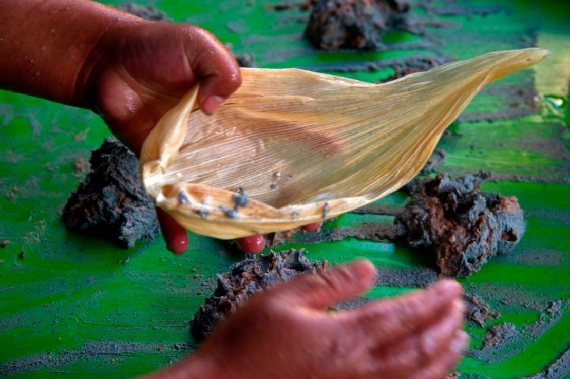Preparación de tamales mexicanos por parte del colectivo Mujeres de la Tierra.