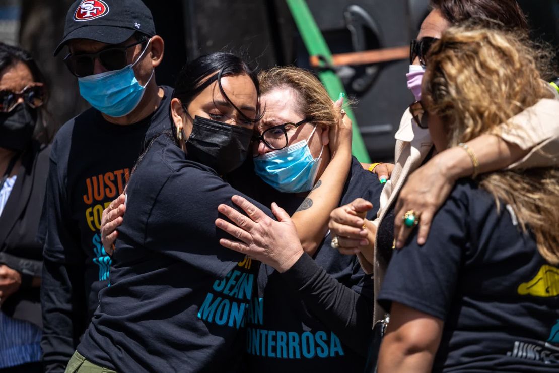 La hermana de Sean Monterrosa, Michelle, a la izquierda, abraza a su madre, Nora Laura.