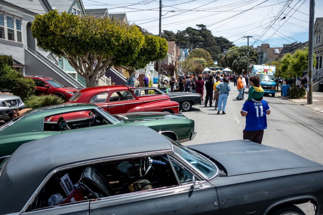 Autos "lowrider" estacionados en la calle en la que creció Sean Monterrosa. Le encantaba verlos pasar por su barrio de San Francisco.