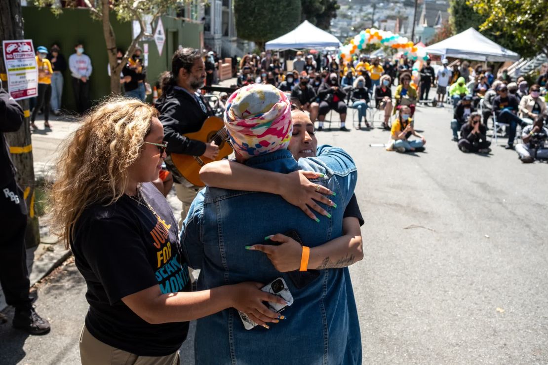 Ashley Monterrosa, a la izquierda, y su hermana Michelle abrazan a Nancy Abdul-Shakur, directora del programa Horizons Unlimited de San Francisco. Sean era consejero en la organización, que atiende a jóvenes latinos.