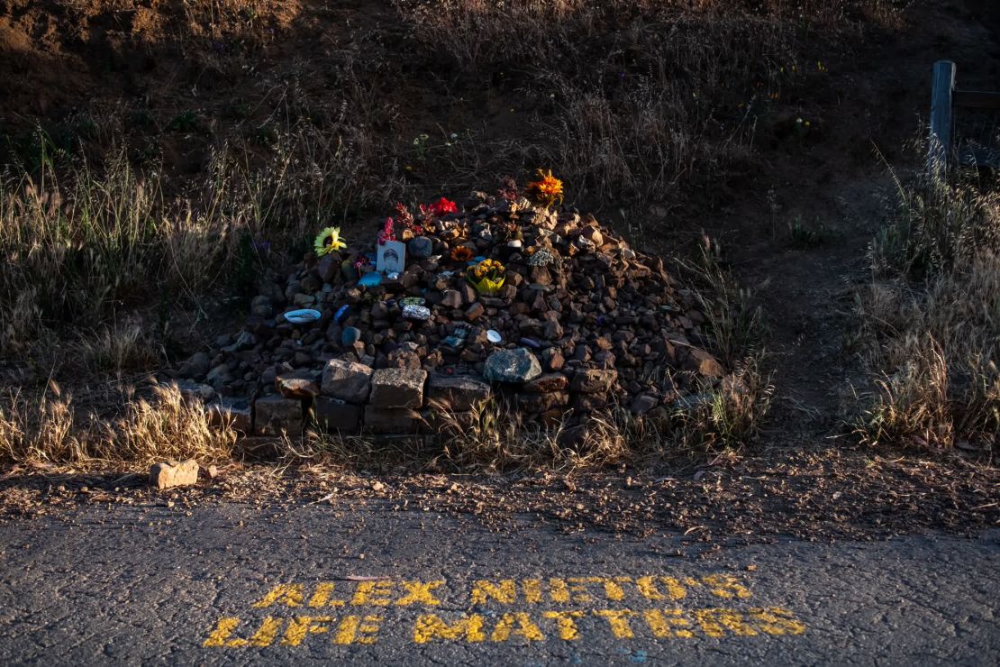 En el parque de Bernal Heights, en San Francisco, figura un monumento en memoria de Alex Nieto. Nieto murió a manos de la policía en 2014.