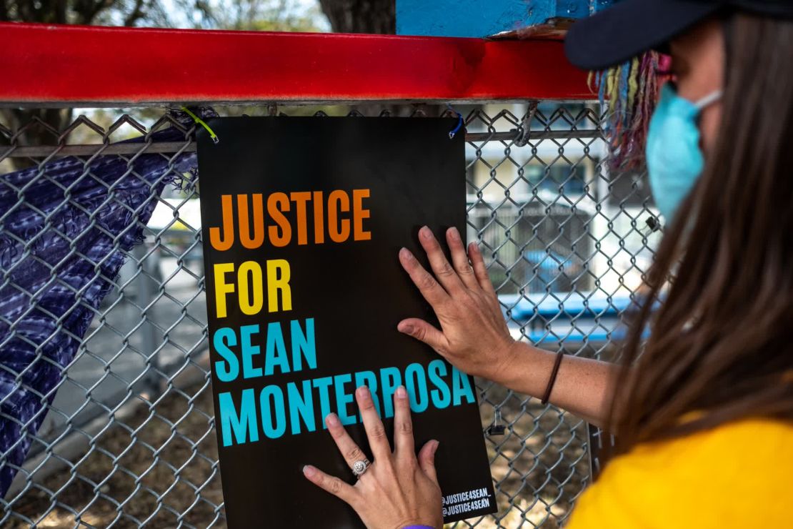 Valerie Vorland coloca un cartel en la biblioteca en memoria de Sean Monterrosa frente a la escuela primaria Junipero Serra. Sean era un ávido lector y la biblioteca tiene como objetivo proporcionar libros gratuitos sobre justicia social para personas de todas las edades.