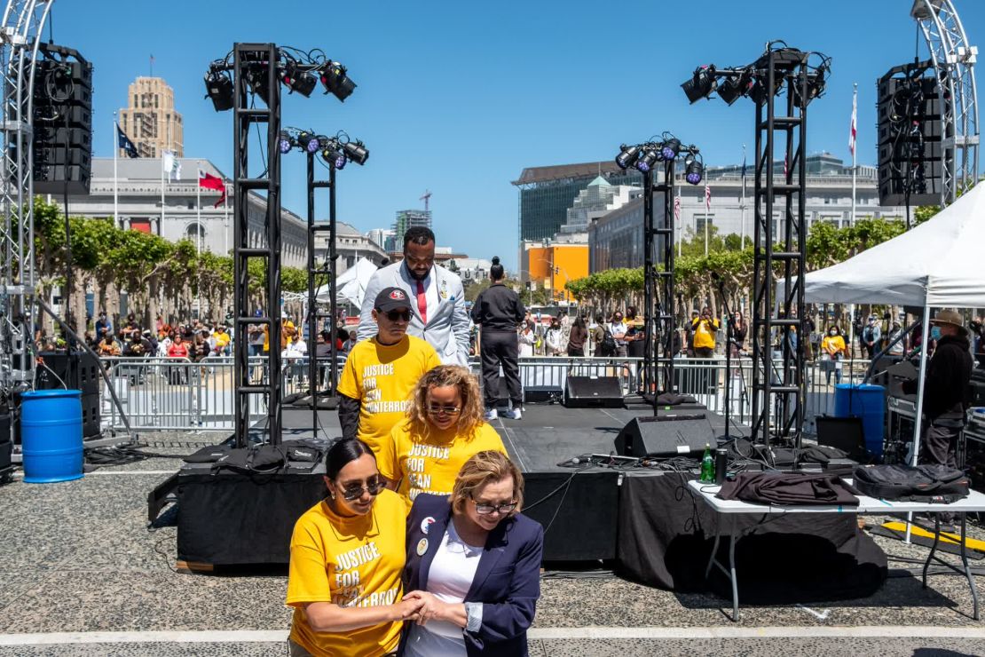 Michelle Monterrosa, a la izquierda, ayuda a su madre, Nora Laura, a salir del escenario mientras les siguen su hermana, Ashley, su padre, Neftali, y el abogado de la familia, Lee Merritt.