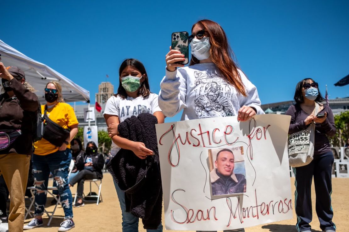 Jackie Mendoza sostiene un cartel en una manifestación frente al Ayuntamiento de San Francisco.