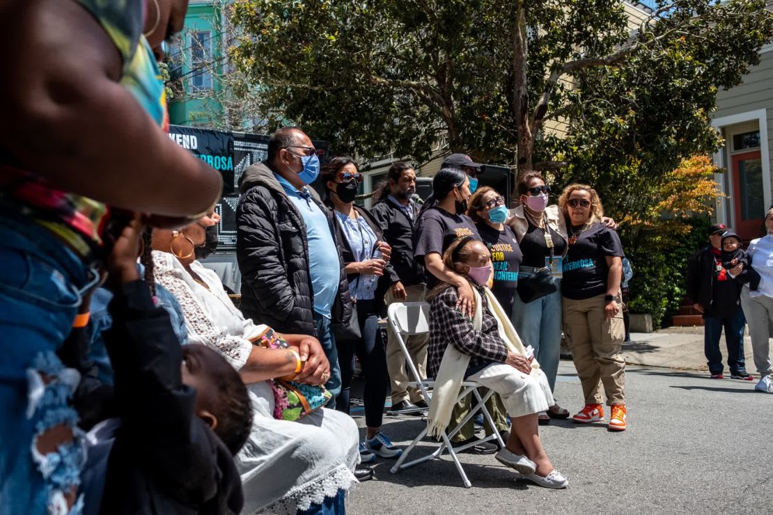 "Hace un año que nos falta mi hijo en casa", dice en español la madre de Sean, Nora Laura, de pie a la derecha con una máscara azul, mientras abraza a sus hijas y a su cuñada. "Sin acción, no hay victoria".