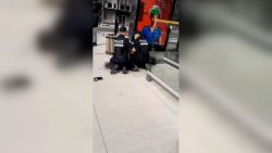 CNNE 1018654 - graban a policia de canada sobre joven negro de 14 anos