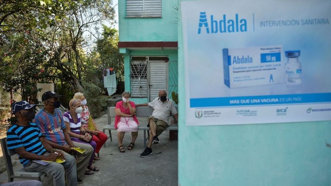 Personas mayores esperan recibir la vacuna candidata contra el covid-19 Abdala en la Habana, Cuba.