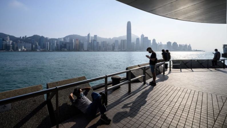 Hong Kong: la ciudad más cara del año pasado, Hong Kong cayó un lugar para ocupar el segundo lugar en la lista de este año. El informe anual Mercer clasifica las ciudades de todo el mundo según el costo comparativo de los gastos, incluidos alojamiento, transporte, comida y entretenimiento. Anthony Wallace / AFP / Getty Images