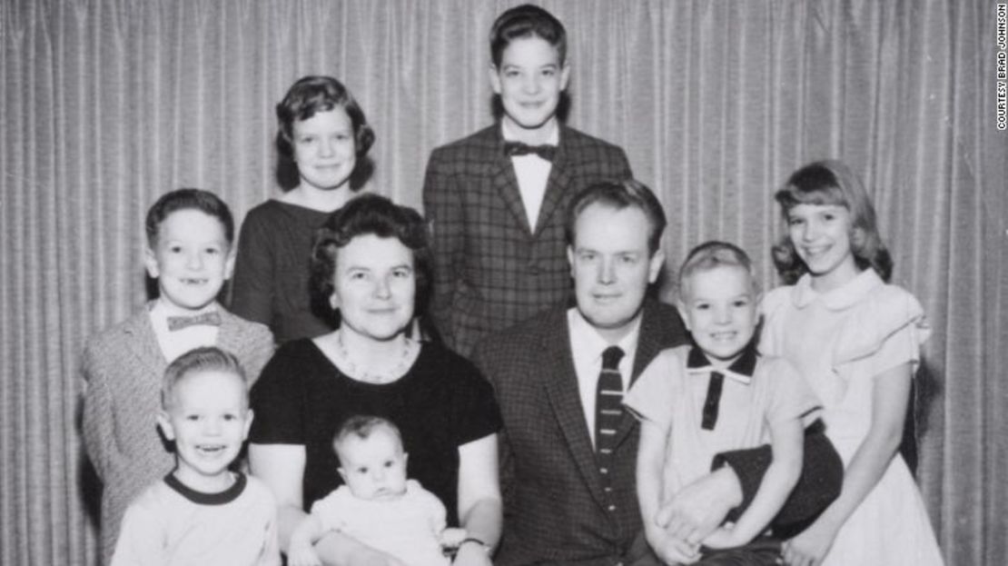 La familia Johnson en 1961. En la primera fila de izquierda a derecha: Todd, Winnie Amacher Johnson sostiene a Scott, Vere Hodges Johnson, Brad, Kathy. Fila de atrás: Paul, Janice, Rand.