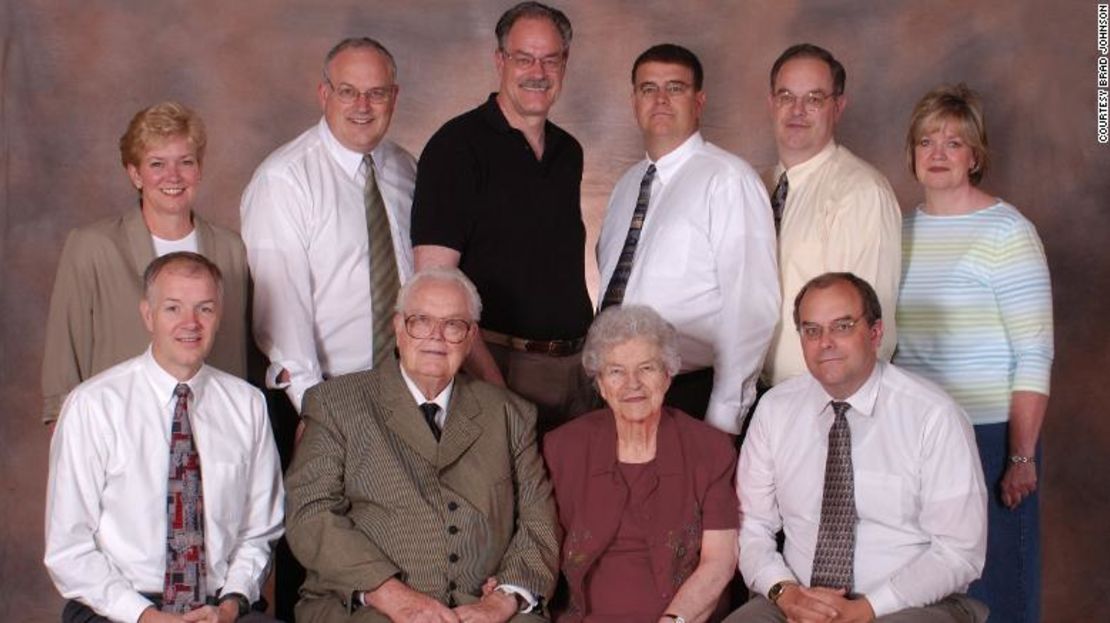 La reunión de la familia Johnson, en julio de 2003, solo dos años antes de la prueba genética. En la fila de atrás: Kathy, Paul, Rand, Rob, Todd y Janice. Primera fila: Brad, Vere, Winnie, Scott.