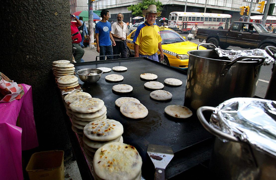 Un puesto callejero de pupusas en El Salvador.