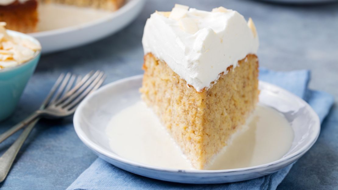 Una porción de pastel de tres leches.