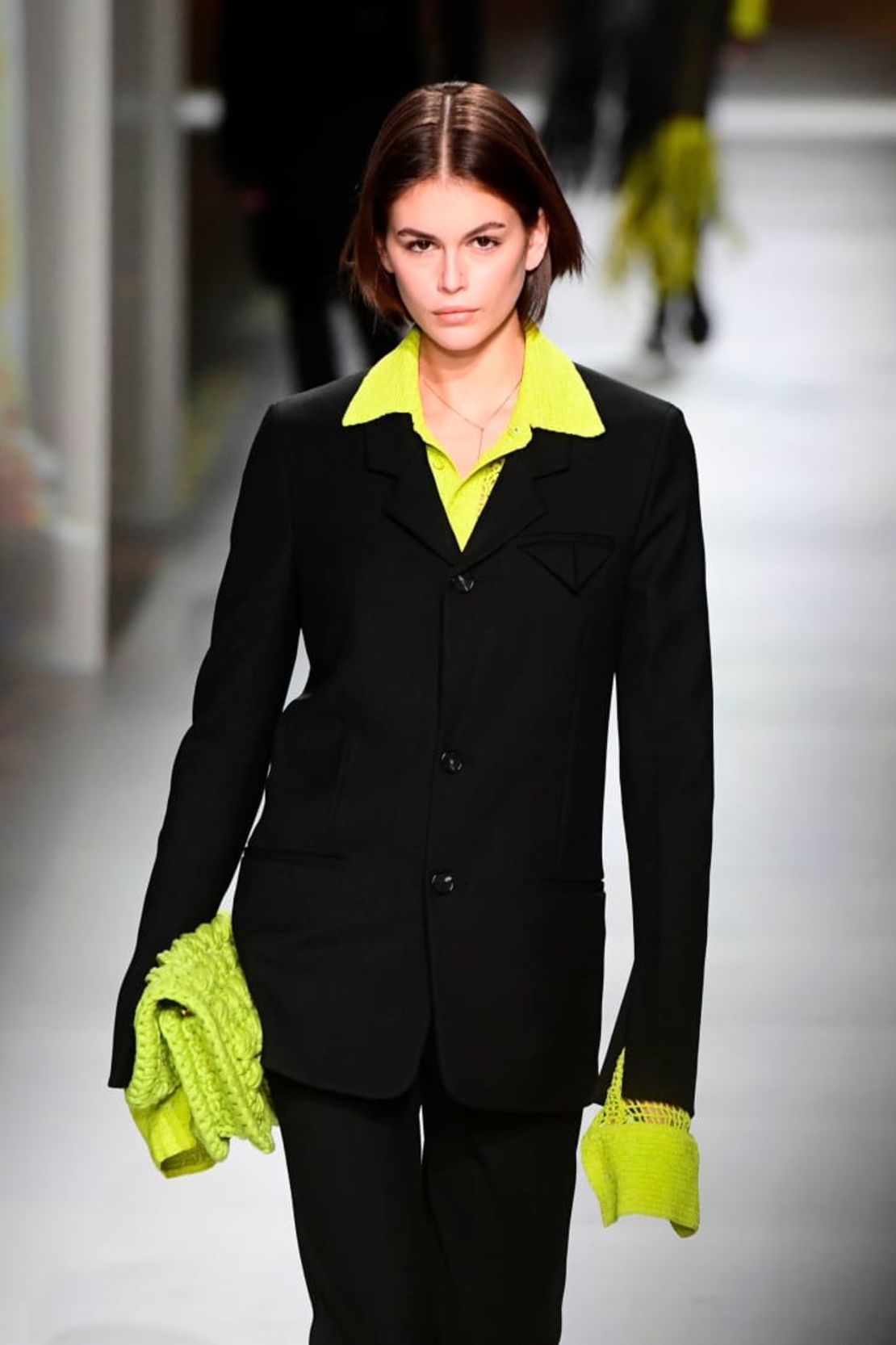 La modelo Kaia Gerber con un bob corto en el desfile de otoño/invierno de Bottega Veneta en 2020. Crédito: Miguel Medina/AFP/Getty Images