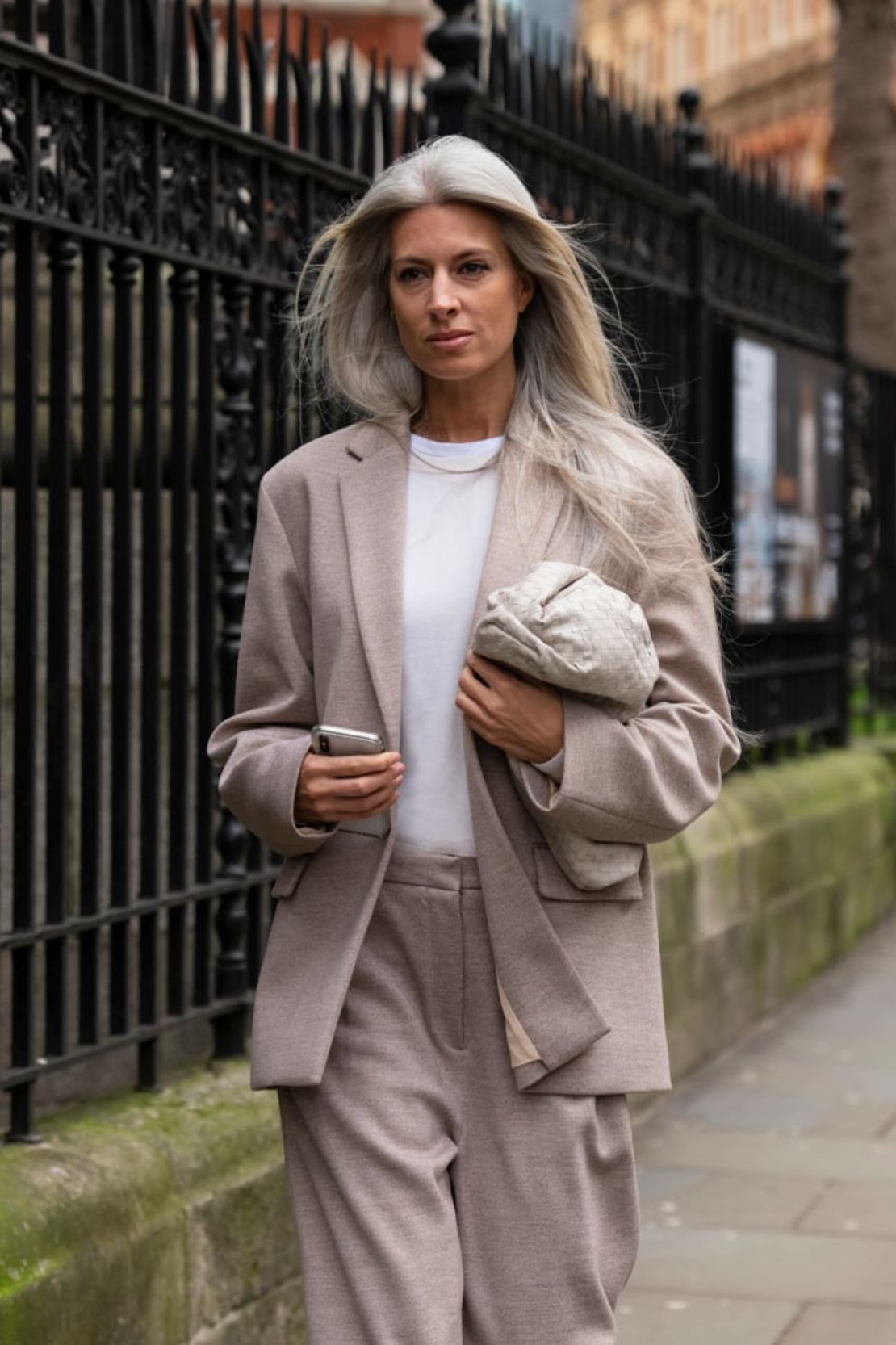 Sarah Harris, editora adjunta de British Vogue, lleva un relajado traje de Roksanda Illincic durante la Semana de la Moda de Londres. Crédito: Kirstin Sinclair/Getty Images