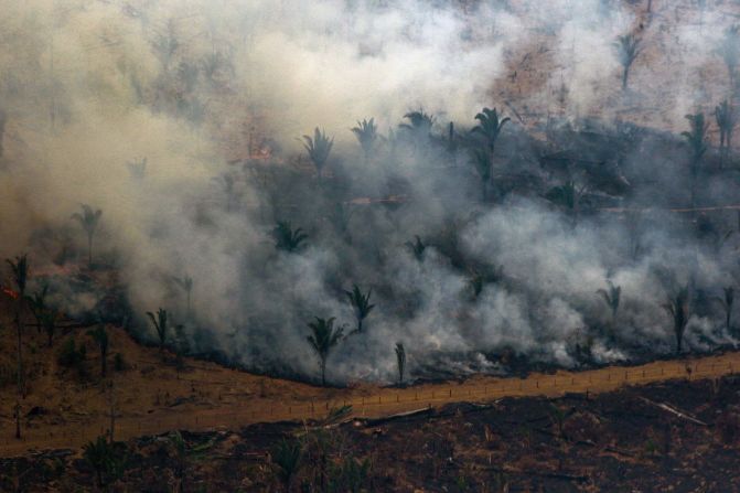 Esta vista aérea muestra el humo que sale de un área que está siendo despejada mediante fuego en los alrededores de Boca do Acre, en el estado brasileño de Amazonas, en 2019.