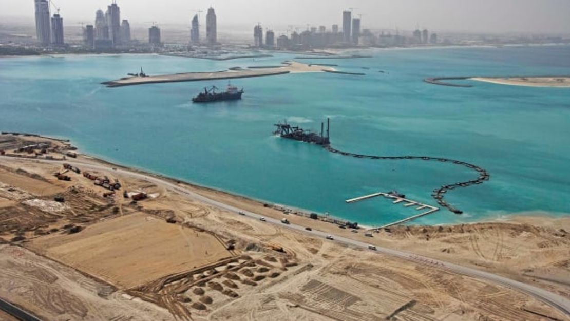 La parte occidental del "tronco" de Palm Jumeirah durante su construcción.