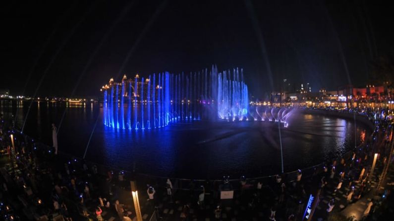 Otras atracciones son la Palm Fountain, que el año pasado batió el récord Guinness como la fuente más grande del mundo.