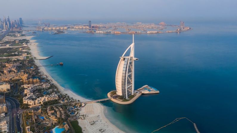 Las vistas aéreas de Palm suelen estar reservadas a las excursiones en helicóptero o a quienes están dispuestos a saltar en paracaídas desde un avión. También se puede ver desde la parte continental de Dubái, como esta vista de las islas detrás del Burj Al Arab.