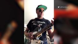 CNNE 1019333 - tom morello dedica cancion a estudiantes de ayotzinapa