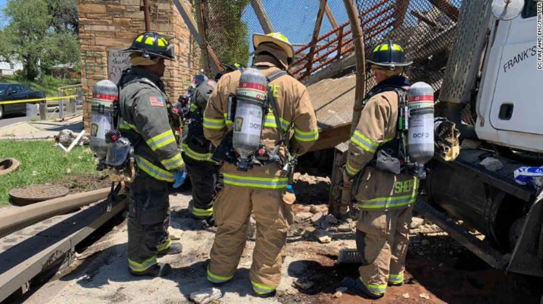 Los bomberos investigan la escena del derrumbe.