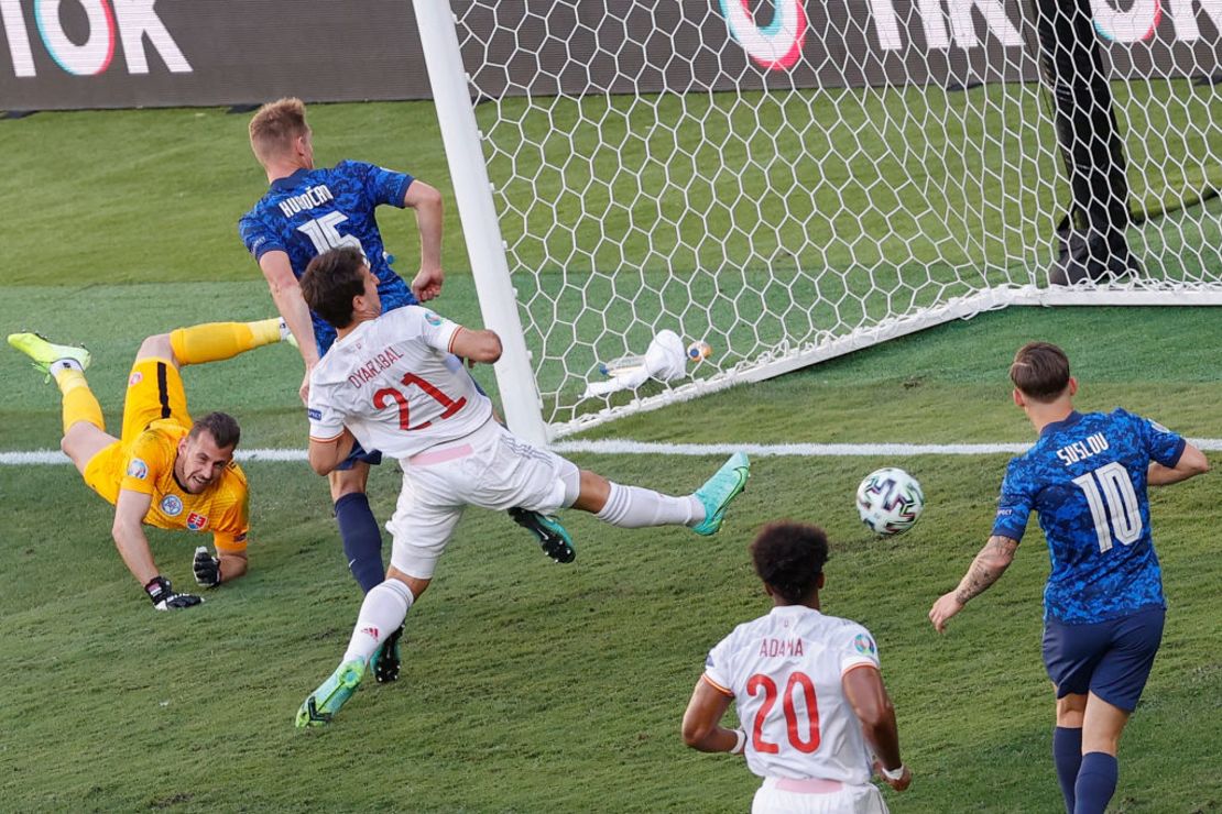 El portero de Eslovaquia Martin Dubravka (izquierda) se lanza ante el delantero de España Mikel Oiarzabal (centro) durante el partido de fútbol del Grupo E de la Eurocopa 2020 entre Eslovaquia y España en el estadio de La Cartuja, en Sevilla, el 23 de junio de 2021.