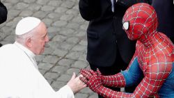 CNNE 1019871 - asi fue el curioso encuentro entre el papa y spiderman