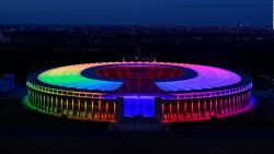 CNNE 1019909 - estadios alemanes se pintan del arcoiris en la euro 2020