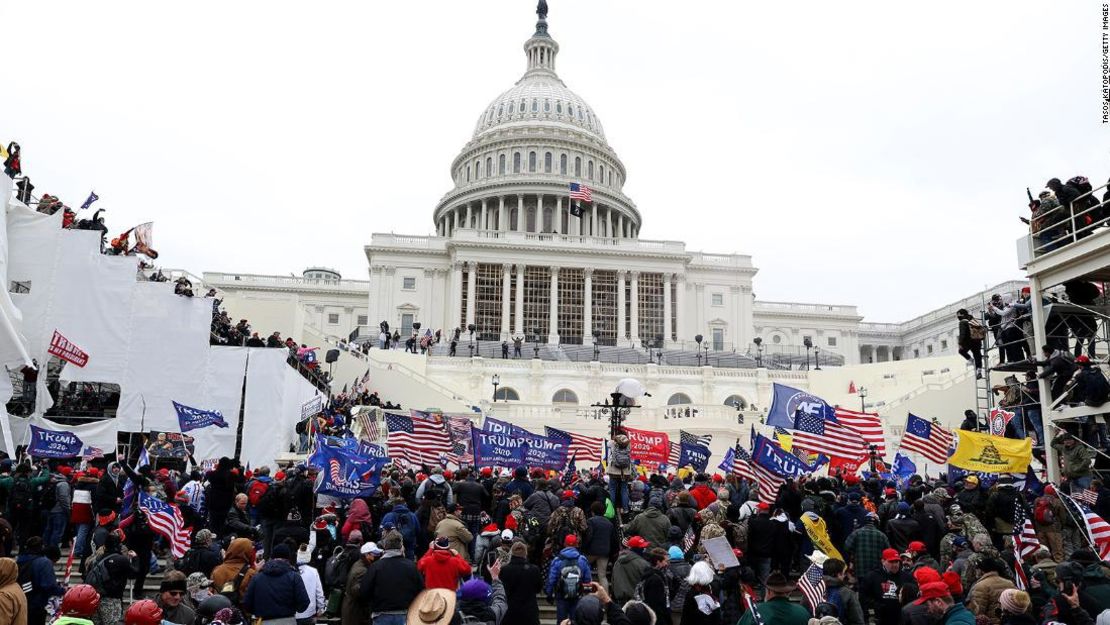 Partidarios de Trump afuera del Capitolio de Estados Unidos, el 6 de enero de 2021.