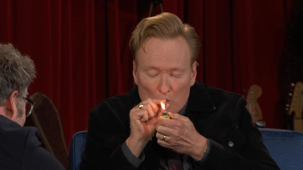 CNNE 1020086 - conan o'brien fuma marihuana en television