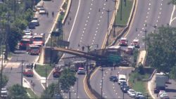 CNNE 1020200 - colapsa puente peatonal en washington