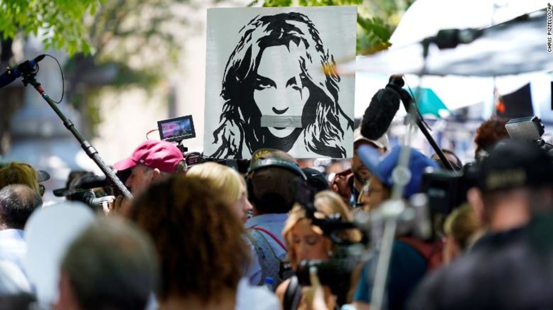 Un retrato de Britney Spears se cierne sobre simpatizantes y periodistas fuera de la audiencia judicial sobre la tutela de la cantante en el Palacio de Justicia de Stanley Mosk el miércoles 23 de junio en Los Ángeles.