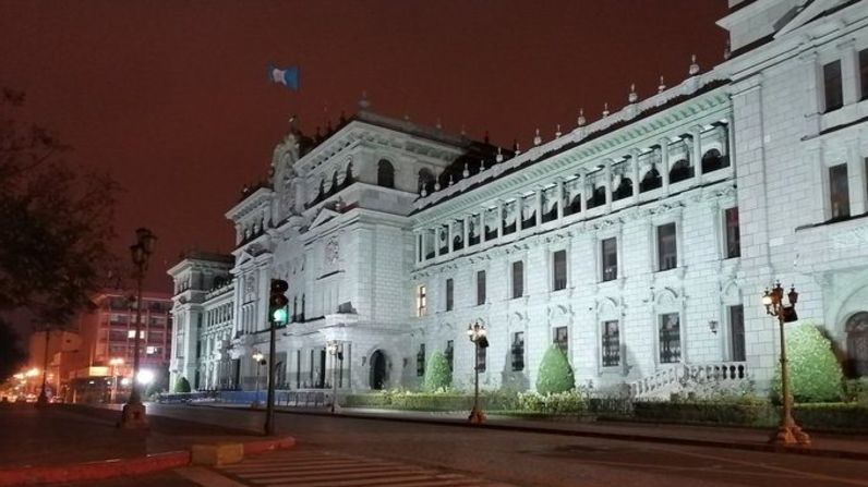 "Nuestro Palacio de Gobierno, más conocido como Palacio Nacional de la Cultura, en la zona centro de Guatemala. Esta foto la tomé con mi celular, un día domingo, a las 5.30 a.m., aproximadamente", escribió Alejandro Barahona, @eabarahona
