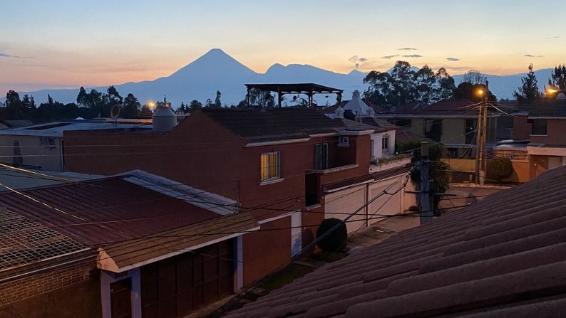 "Tomé la fotografía desde los tejados de mi casa en Ciudad de Guatemala, una fría tarde de diciembre de 2020, en días despejados se pueden observar cuatro majestuosos volcanes". Nicté Castañaza, @ligianicte