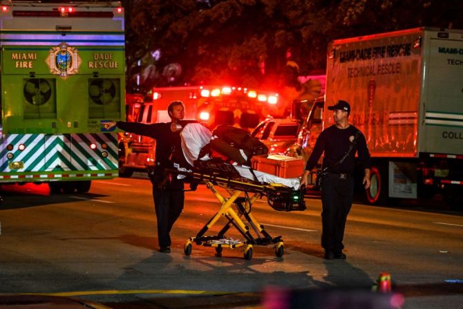 Diez personas fueron tratadas en la escena y el edificio fue despejado, dijo el alcalde de Surfside, Florida. Crédito: Joe Raedle/Getty Images
