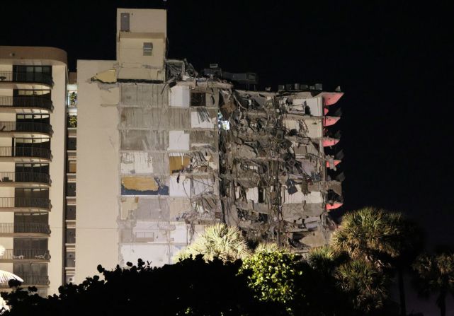 Las autoridades del sur de Florida respondieron el jueves en la madrugada a un «colapso parcial de un edificio», dijo el Cuerpo de Bomberos de Miami-Dade. Crédito: Joe Raedle/Getty Images