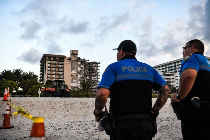 La policía del condado de Miami Dade dijo que tras el colapso del edificio en Surfside se esperan días de "fuertes retrasos de tráfico" en las vías alrededor del tema. Las calles entre la avenidas 85 y la calle 96 están cerradas, informó la Policía de Miami Jade. Crédito: CHANDAN KHANNA/AFP vía Getty Images