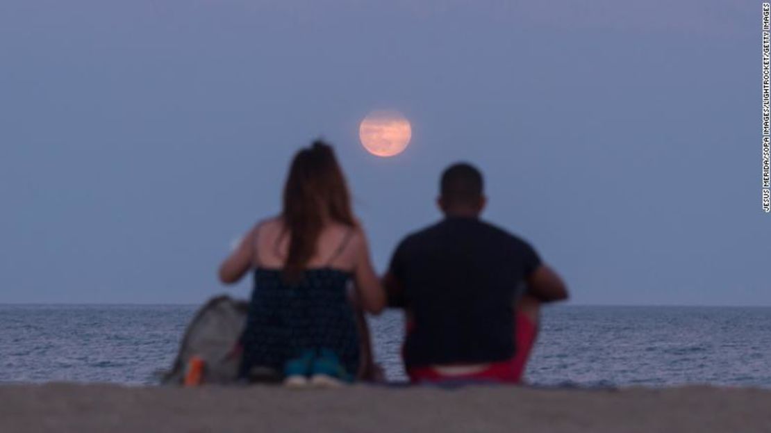 La luna de fresa del año pasado desde Málaga, España.