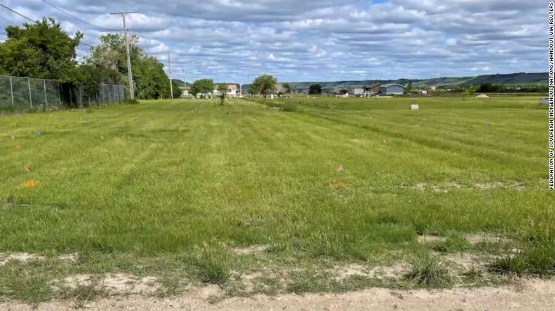 Campo donde la Primera Nación Cowessess dice haber encontrado las tumbas sin marcar de cientos de personas.