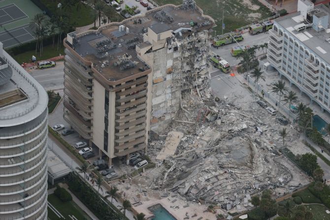 El colapso parcial del edificio dejó enormes pilas de escombros y materiales colgando de lo que quedaba de la estructura. Crédito: Joe Raedle / Getty Images