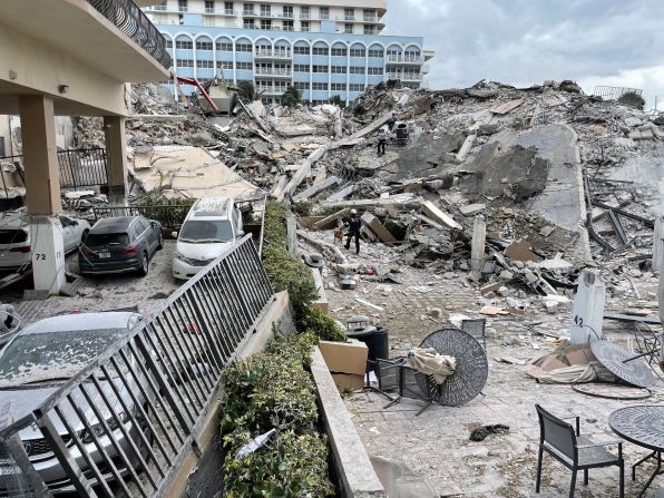 Esta foto fue tuiteada por Miami-Dade Fire Rescue después de que un edificio residencial colapsara parcialmente en Surfside, Florida. Crédito: MiamiDadeFire/Twitter