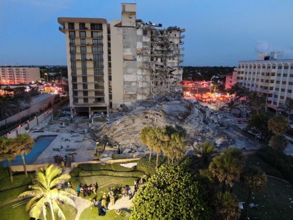 La causa del colapso no se conoció de inmediato. Crédito: Miami-Dade Fire Rescue / SplashNews / Newscom