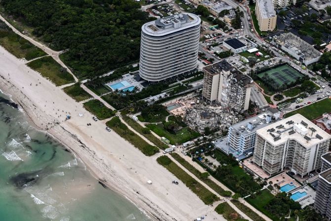 Esta vista aérea muestra al personal de búsqueda y de rescate trabajando en el sitio después del colapso parcial de Champlain Towers South en Surfside, al norte de Miami Beach, el 24 de junio de 2021. Crédito: CHANDAN KHANNA / AFP a través de Getty Images