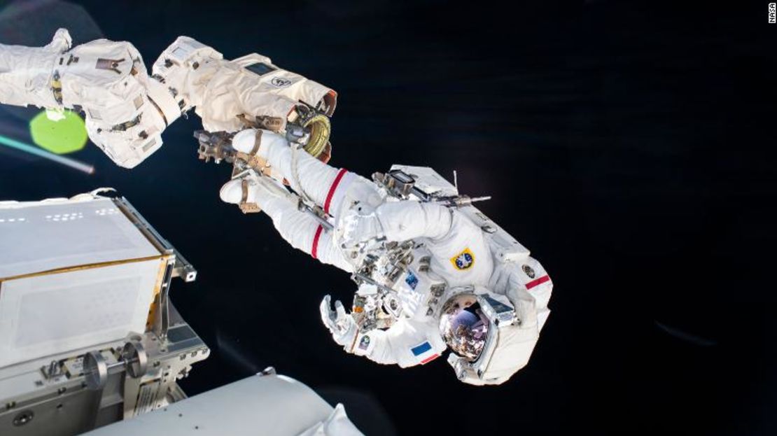 Se muestra a Pesquet unido a un reposapiés portátil articulado en el extremo del brazo robótico Canadarm2 durante una caminata espacial el 16 de junio.