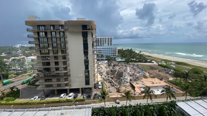Los restos del edificio parcialmente derrumbado en Surfside al norte de Miami Beach, Florida, el 25 de junio de 2021. Crédito: GIANRIGO MARLETTA / AFP a través de Getty Images →