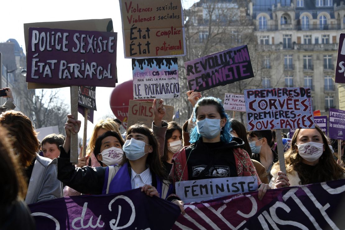 Las mujeres se manifiestan para pedir más derechos para las mujeres como parte del Día internacional de la mujer, en París, el 8 de marzo de 2021.