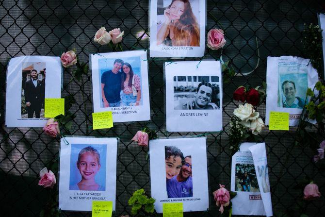 Las fotos de los residentes desaparecidos están colocadas en un memorial improvisado cerca de Surfside, Florida, al norte de Miami Beach, el 26 de junio de 2021. Crédito: ANDREA SARCOS / AFP a través de Getty Images