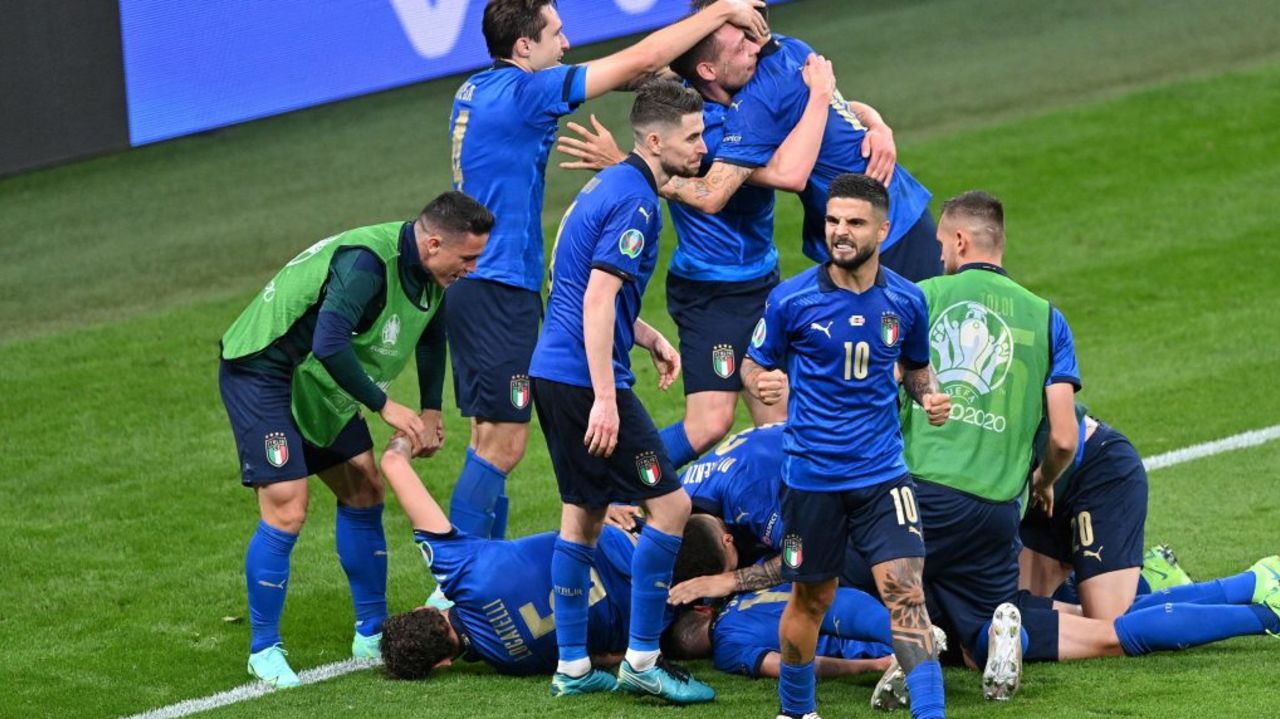Italy's midfielder Matteo Pessina celebrates with teammates after scoring the team's second goal during extra-time in the UEFA EURO 2020 round of 16 football match between Italy and Austria at Wembley Stadium in London on June 26, 2021. (Photo by JUSTIN TALLIS / POOL / AFP)