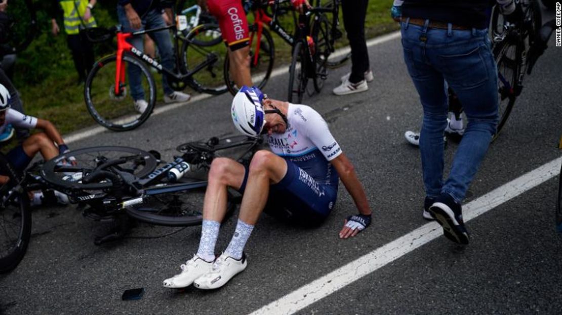 Chris Froome yace en la carretera después de estrellarse en el segundo accidente dentro de la primera etapa del Tour de Francia.