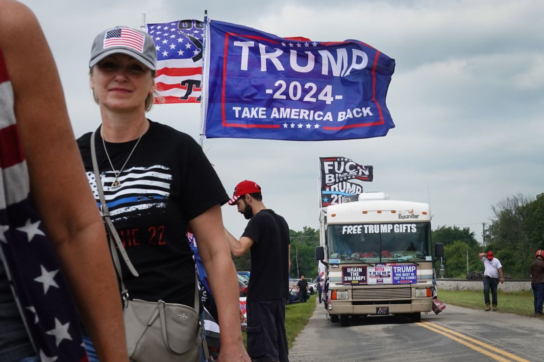 Los simpatizantes llegan para un mitin con el expresidente Donald Trump en el recinto ferial del condado de Lorain el 26 de junio de 2021 en Wellington, Ohio.