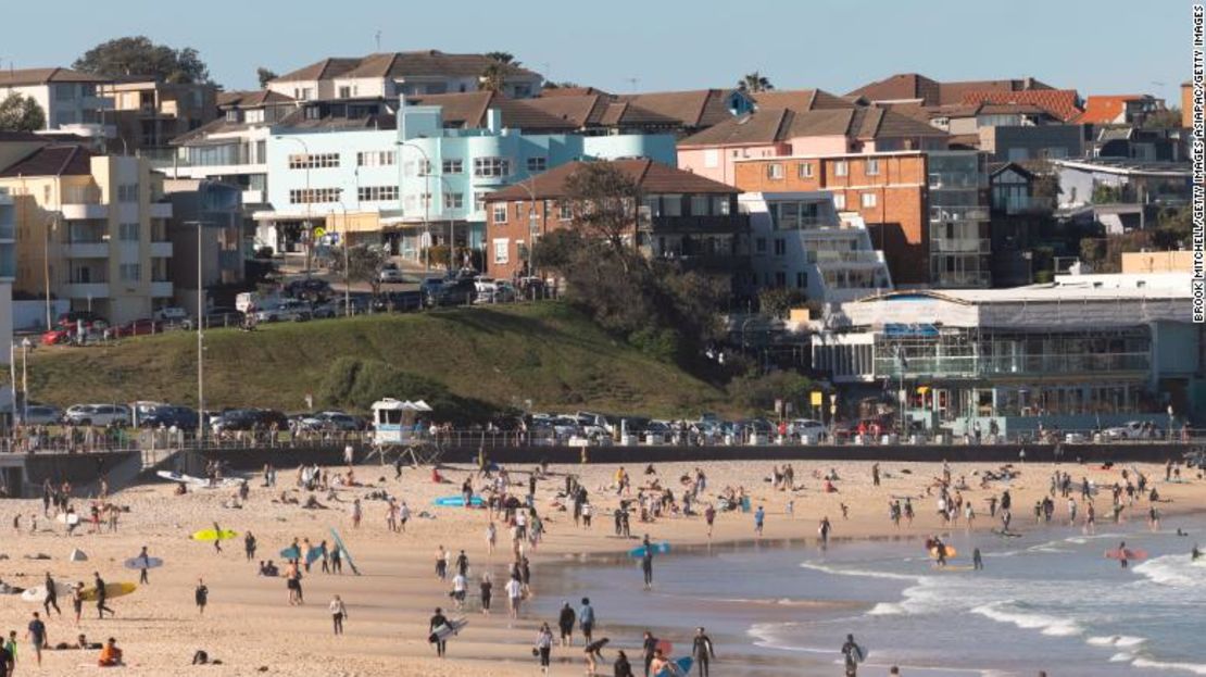 La gente visita Bondi Beach en Sydney, Australia, durante un confinamiento de la ciudad el domingo.